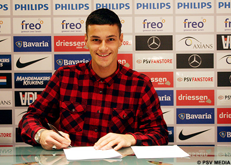 Gianluca Scamacca zette vrijdag zijn handtekening bij PSV.