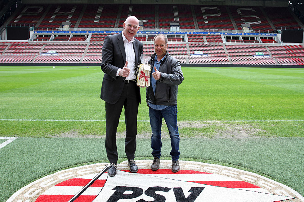 Toon Gebrands en Peter van der Heijden met het 'witte goud' | © PSV Media