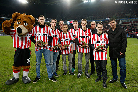 De winnaars met hun Coen Dillen Trofee tijdens de rust van de wedstrijd.