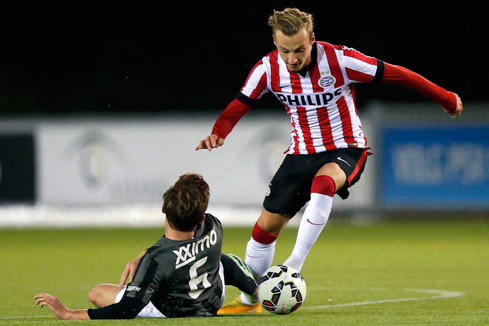 Marcel Ritzmaier in actie voor Jong PSV | © Pics United