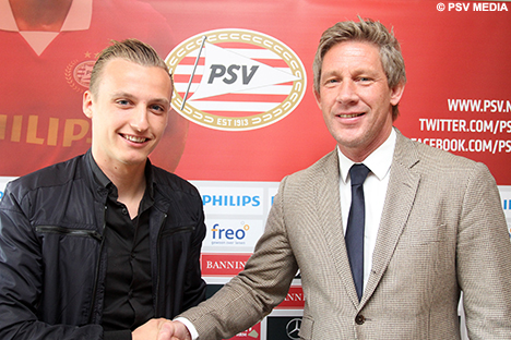 Marcel Brands schudt Marcel Ritzmaier de hand.