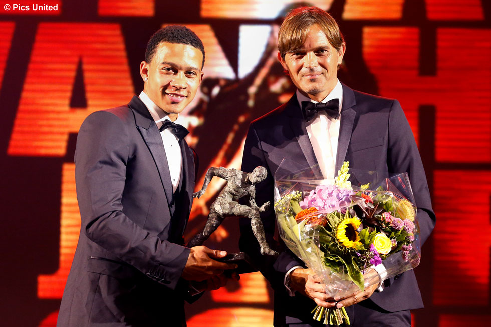 Hoofdcoach Phillip Cocu reikte de prijs aan Memphis uit | © Pics United