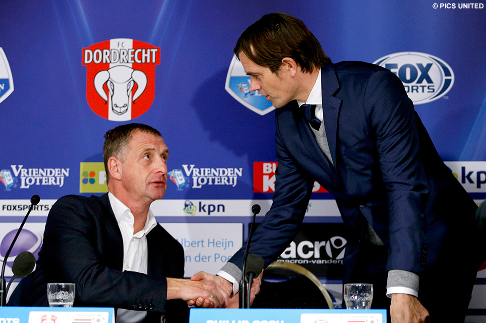 Phillip Cocu schudt hier Ernie Brandts nog de hand na het uitduel | © Pics United