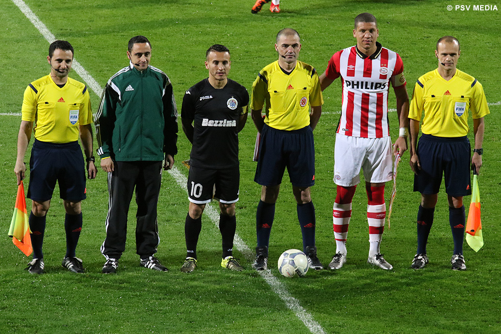 De beide aanvoerders op de foto met het arbitrale trio op Malta | © PSV Media