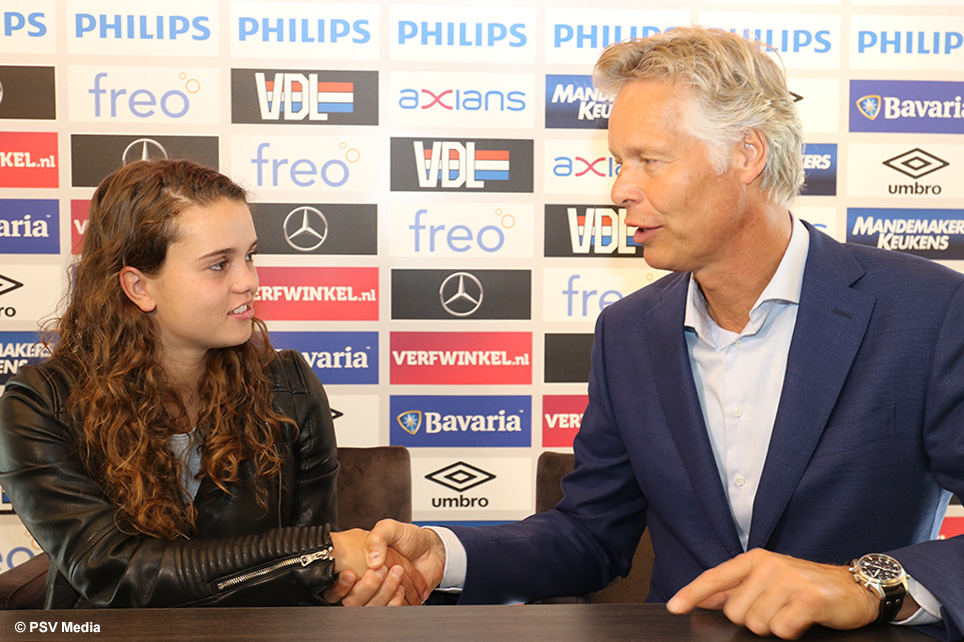 Kuijpers zette woensdagochtend haar handtekening onder haar nieuwe verbintenis | © PSV Media