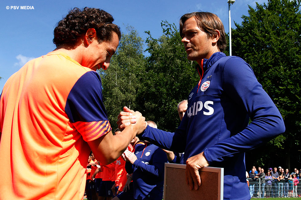 Uit handen van hoofdcoach Phillip Cocu kreeg hij een ingelijste foto overhandigd | © PSV Media