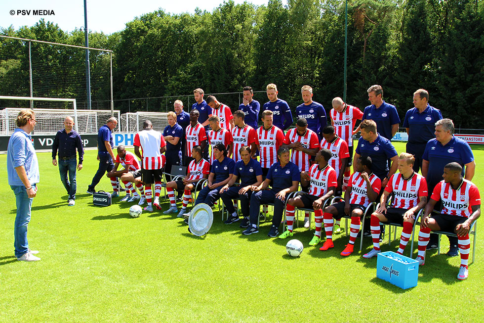 Alles wordt in gereedheid gebracht voor de eerste selectiefoto in het nieuwe Umbro-tenue | © PSV Media