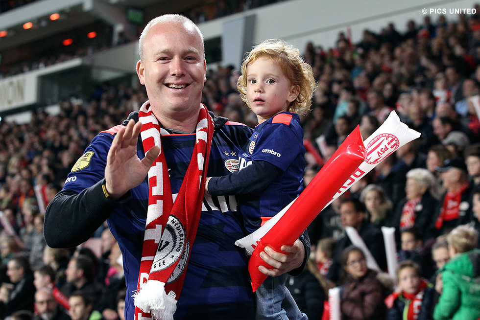 Veel jonge fans tijdens deze bekeravond in het Philips Stadion | © Pics United