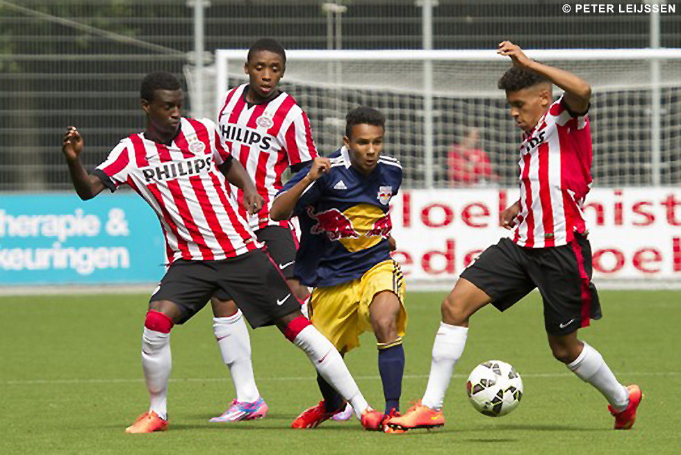 PSV O19, met Steven Bergwijn, verloor in 2014 van de latere winnaar Red Bull | © Peter Leijssen