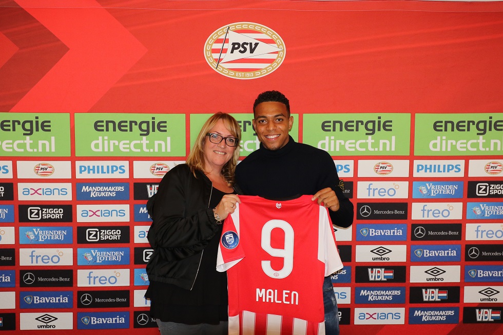 Donyell met moeder Mariska tijdens zijn presentatie bij PSV