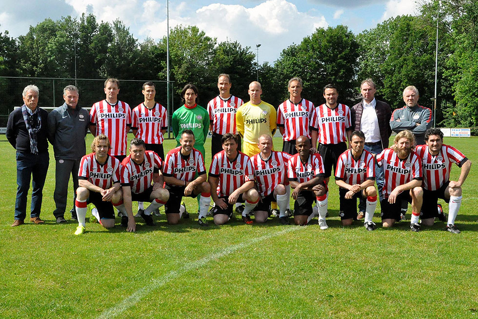 Het team van Legendary PSV dat het in Ommel opnam tegen Olympia Boys | Foto: Frank van Moorsel