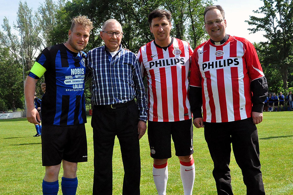 De aftrap verricht door de pastoor van Ommel en de 85 jarige Wim Aartsen | Foto: Frank van Moorsel