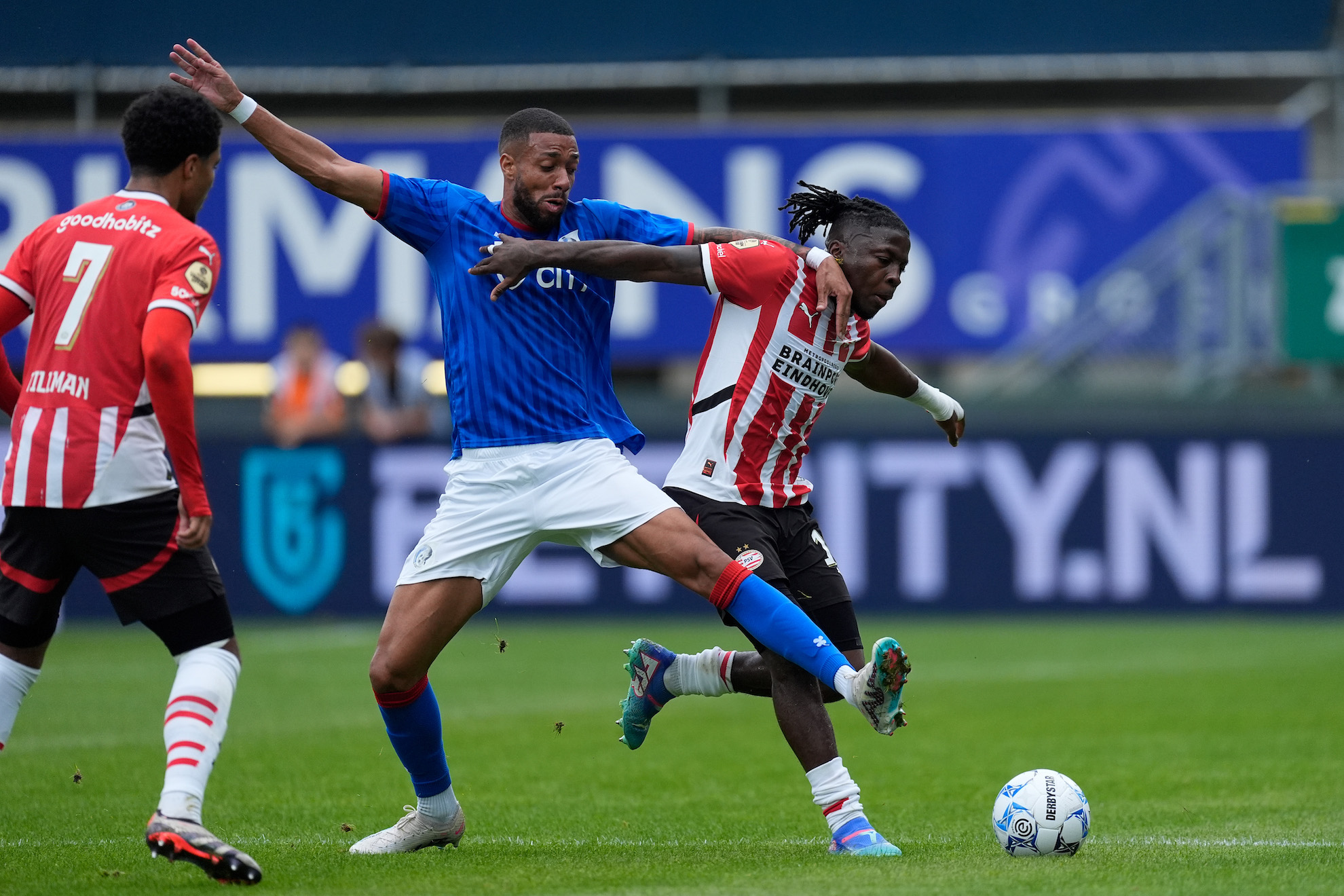 Johan Bakayoko in duel met Lorentz Rosier