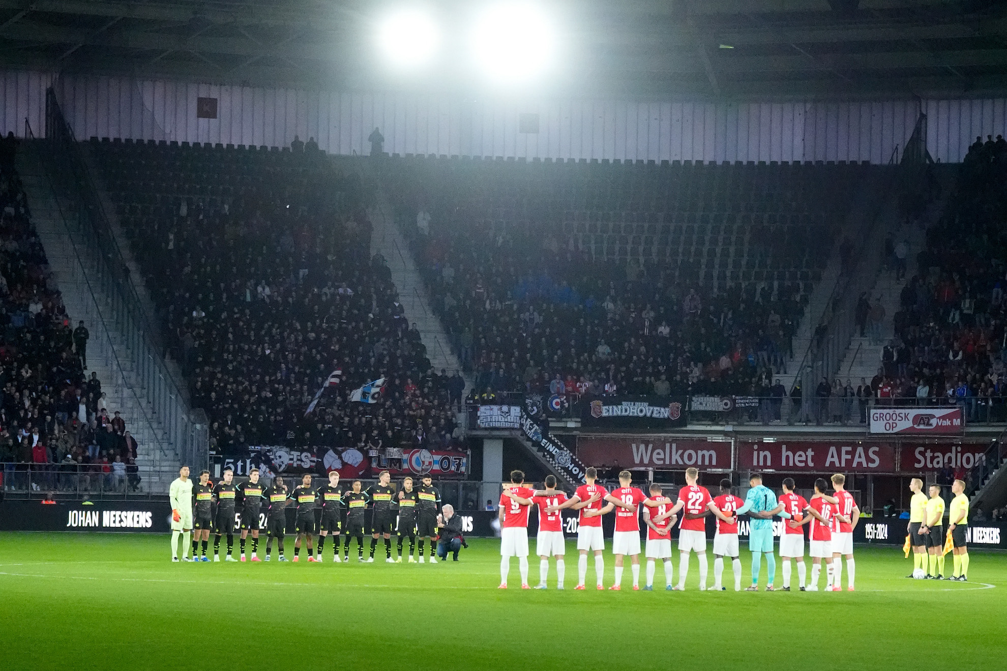 One minute of silence for the passing of football legend Johan Neeskens