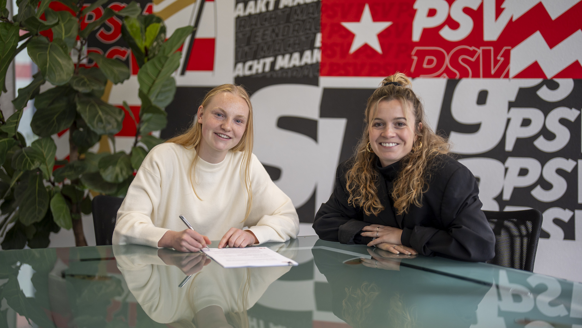 PSV - Contractnieuws | Emma Frijns tekent eerste profcontract