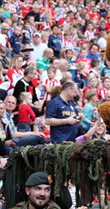 PSV Phoxy Clubdag mét mascotte Phoxy