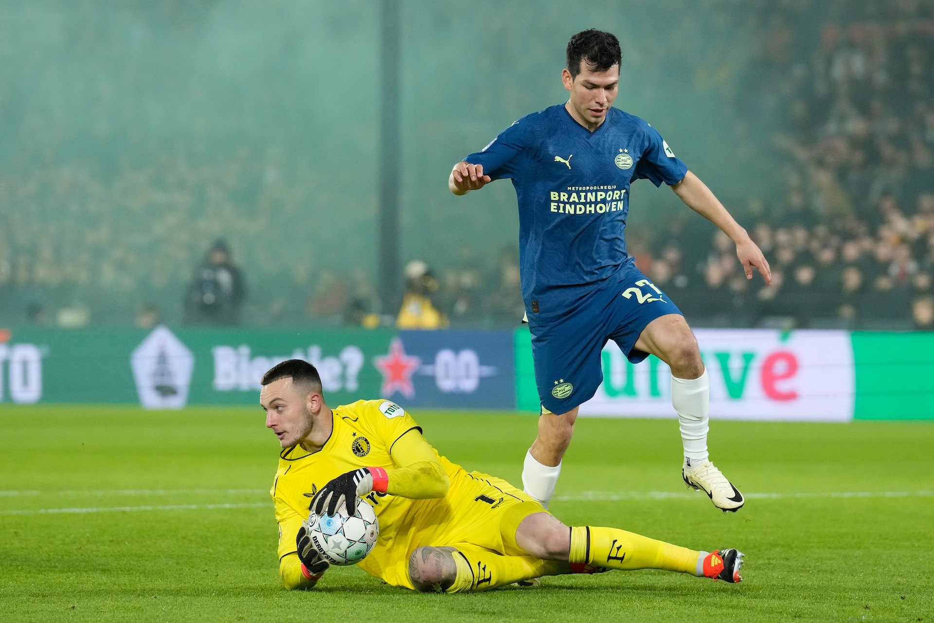 Hirving Lozano Is stopped by Justin Bijlow