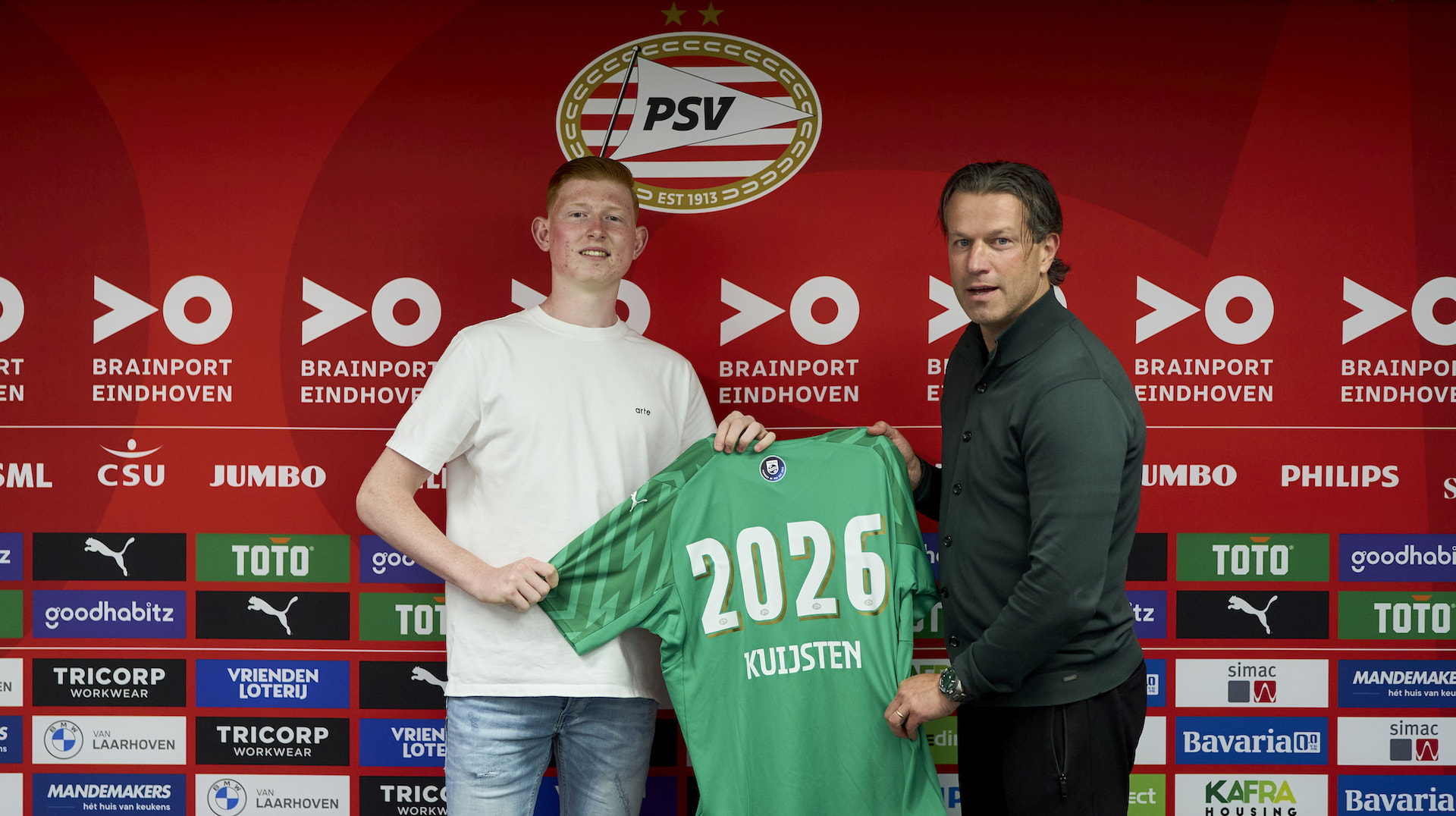 PSV - Profcontract | Stijn Kuijsten tekent tot medio 2026