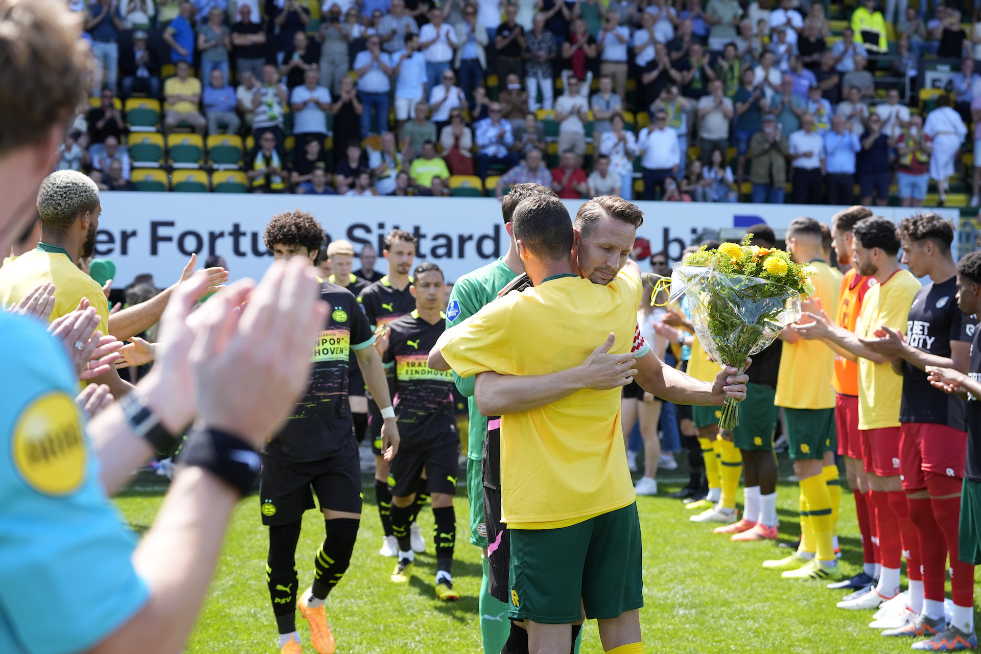 El Fortuna Sittard forma una guardia de honor para los jugadores y el personal del PSV 1. ¡Un bonito gesto del equipo local!